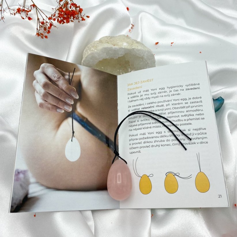 Yoni Egg z růženínu s dírkou, velikost M