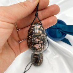 Yoni Egg z rodonitu s dírkou, velikost M