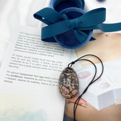 Yoni Egg z rodonitu s dírkou, velikost M