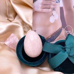 Yoni Egg z růženínu s dírkou, velikost S