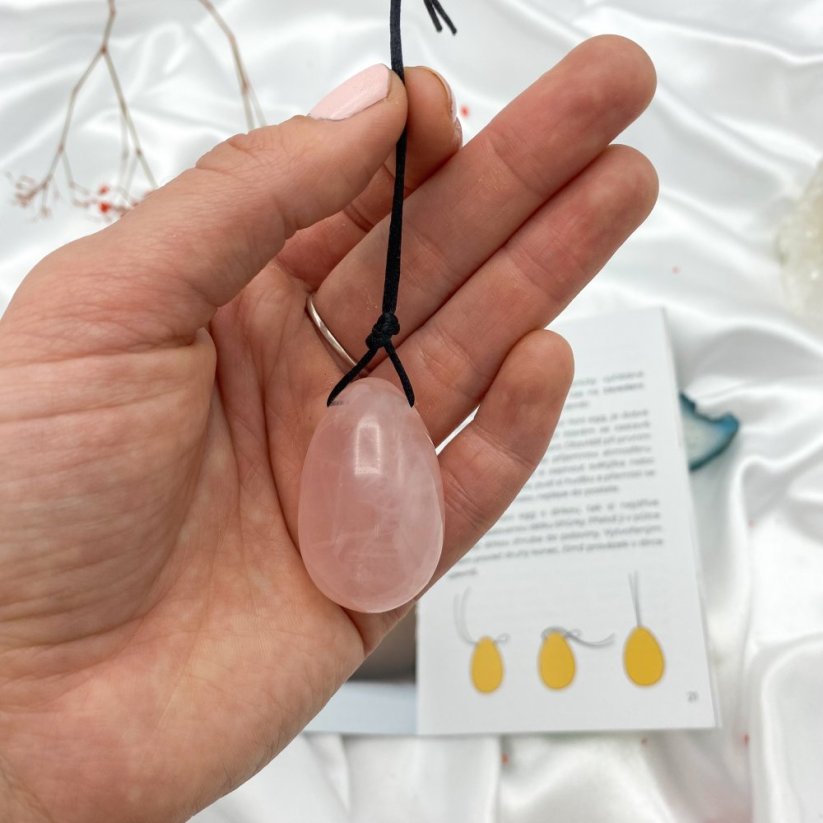 Yoni Egg z růženínu s dírkou, velikost M