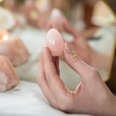 Yoni Egg z růženínu bez dírky, velikost M